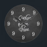 Funny Wall Clock - Geen wijn voor Nine Chalkboard Ronde Klok<br><div class="desc">Een grappige wandklok in een zwart-wit chassis. De tekst op de klok zegt Geen Wijn voor Negen en alle aantallen zijn 9! Perfect kerstcadeau, vakantiecadeau, cadeau voor huisverwarming, cadeau voor vaderdag! Bezoek onze speciale winkel voor een aantal overeenkomende producten! Neem contact met ons op als je meer aanpassingen nodig hebt....</div>