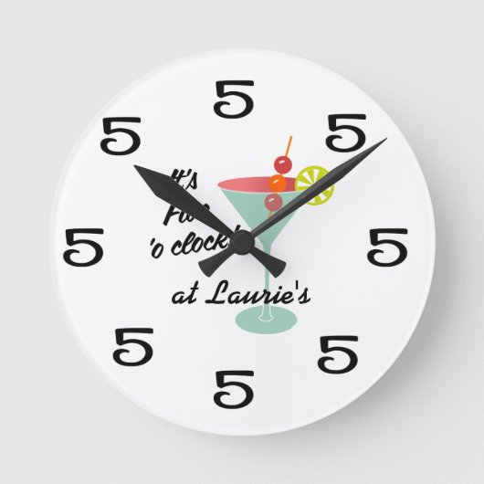 Funny Wall Clock - Martini 5 Vijf uur met naam Ronde Klok (Voorkant)