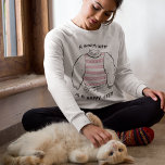 Funny Warm Happy Kat in Clothes Character Pink Trui<br><div class="desc">Show je liefde voor katten door deze originele leuke, grappige kunstillustratie van een kat in een te grote trui te dragen die naar buiten kijkt en die lui en grappig is. In een combinatie met een roze kleur en een tekst "Een warm kat is een gelukkig kat" Een leuk cadeautje...</div>
