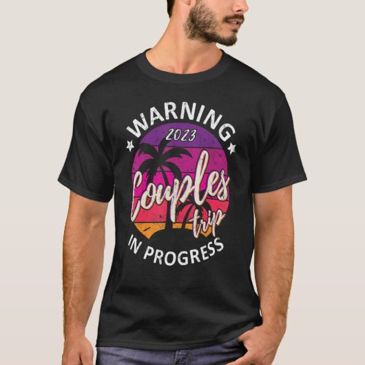 Funny Warning Couples Trip 2023 In Progress Retro T-shirt (Voorkant)