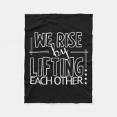 Funny We Rise By Lifting Each Other Motivation Quo Fleece Deken (Voorkant)