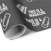 Funny Weapon Humor Rifle Pun Magazine Clip Cadeaupapier (Rol Hoek)