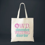 Funny Wedding Tote Bag<br><div class="desc">Het is het trouwseizoen en de liefde is in de lucht. Wat is beter cadeau om een geobsedeerde bruid te geven terwijl ze haar aanstaande bruiloft plant? Elke vrouw wordt geraakt door obsessieve huwelijksstoornissen. Roze en blauwgroen kleuren voor een bruiloft. Een prachtig verloving cadeau.</div>
