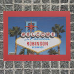 Funny welkomstbord met jouw naam deurmat<br><div class="desc">Parodie van het beroemde Welkom in Fabulous Las Vegas bord met jouw naam toegevoegd op dit portier! Veranderde foto van het teken met ruimte om jouw naam toe te voegen. Pas de naamlijn aan en, als je dat kiest, de 'residentielijn' om overal een grappige en coole gepersonaliseerde deurmat te maken...</div>