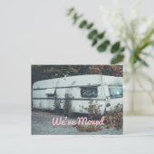 Funny Weve verhuisde oude witte trailer huis Aankondigingskaart (Staand voorkant)