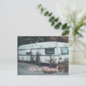 Funny Weve verhuisde oude witte trailer huis Briefkaart (Staand voorkant)