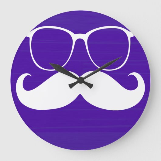 Funny White Mustache Glasses on Paars Background Grote Klok (Voorkant)