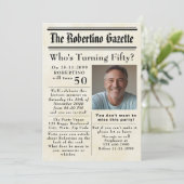 Funny Who's Turning Fifty Newspaper 50ste verjaard Kaart (Staand voorkant)