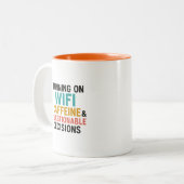 Funny WiFi and Caffeine Quote Coffee Mug Tweekleurige Koffiemok (Voorkant links)