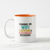 Funny WiFi and Caffeine Quote Coffee Mug Tweekleurige Koffiemok (Links)