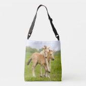 Funny Wild Konik Horses Foals die samen spelen - Crossbody Tas (Achterkant)