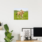 Funny Wild Konik Horses Foals die samen spelen - Poster (Thuiskantoor)
