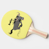 Funny wildebeest die de illustratie van de cartoon tafeltennisbatje (Zijkant)
