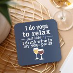 Funny Wine Quote - Ik drink wijn in yoga-broek Kartonnen Onderzetters<br><div class="desc">Een beetje drink humor die je kunt doorgeven aan je wijnliefhebbende vriendinnen. Laat ze lachen met een grappig cadeau of een witte olifant. Ik doe yoga om te ontspannen - een grapje - ik drink wijn in mijn yoga broek.</div>