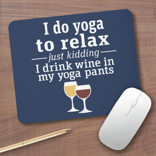 Funny Wine Quote - Ik drink wijn in yoga-broek Muismat