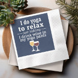 Funny Wine Quote - Ik drink wijn in yoga-broek Servetten<br><div class="desc">Een beetje drink humor die je kunt doorgeven aan je wijnliefhebbende vriendinnen. Laat ze lachen met een grappig cadeau of een witte olifant. Ik doe yoga om te ontspannen - een grapje - ik drink wijn in mijn yoga broek.</div>