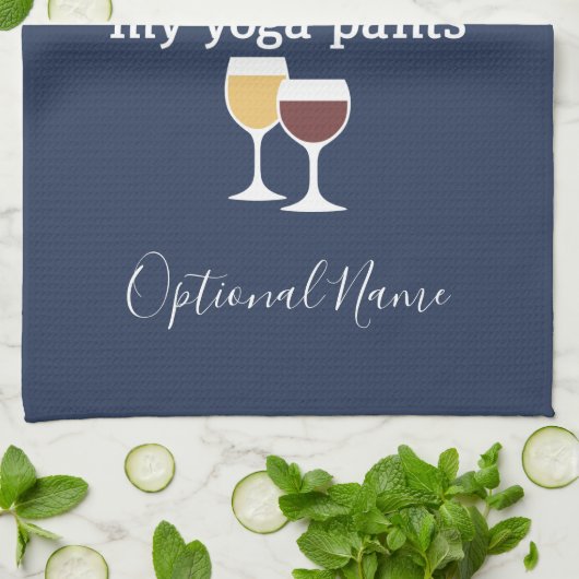 Funny Wine Quote - Ik drink wijn in yoga-broek Theedoek (Gevouwen)