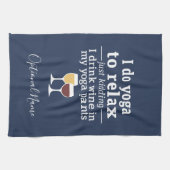 Funny Wine Quote - Ik drink wijn in yoga-broek Theedoek (Horizontaal)