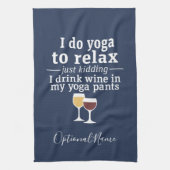 Funny Wine Quote - Ik drink wijn in yoga-broek Theedoek (Verticaal)