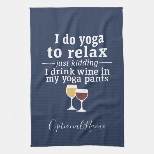 Funny Wine Quote - Ik drink wijn in yoga-broek Theedoek (Verticaal)