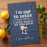 Funny Wine Quote - Ik drink wijn in yoga-broek Theedoek<br><div class="desc">Een beetje drink humor die je kunt doorgeven aan je wijnliefhebbende vriendinnen. Laat ze lachen met een grappig cadeau of een witte olifant. Ik doe yoga om te ontspannen - een grapje - ik drink wijn in mijn yoga broek.</div>