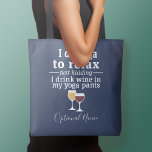 Funny Wine Quote - Ik drink wijn in yoga-broek Tote Bag<br><div class="desc">Een beetje drink humor die je kunt doorgeven aan je wijnliefhebbende vriendinnen. Laat ze lachen met een grappig cadeau of een witte olifant. Ik doe yoga om te ontspannen - een grapje - ik drink wijn in mijn yoga broek.</div>