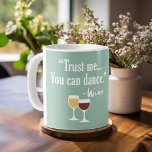 Funny Wine Quote - Vertrouw me dat je kunt dansen Koffiemok<br><div class="desc">Een beetje drink humor die je kunt doorgeven aan je wijnliefhebbende vriendinnen. Laat ze lachen met een grappig cadeau of een witte olifant. Ik probeerde te rennen,  maar ik bleef mijn wijn morsen.</div>
