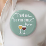 Funny Wine Quote - Vertrouw me dat je kunt dansen Ronde Button 5,7 Cm<br><div class="desc">Een beetje drink humor die je kunt doorgeven aan je wijnliefhebbende vriendinnen. Laat ze lachen met een grappig cadeau of een witte olifant. Ik probeerde te rennen,  maar ik bleef mijn wijn morsen.</div>