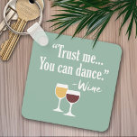 Funny Wine Quote - Vertrouw me dat je kunt dansen Sleutelhanger<br><div class="desc">Een beetje drink humor die je kunt doorgeven aan je wijnliefhebbende vriendinnen. Laat ze lachen met een grappig cadeau of een witte olifant. Ik probeerde te rennen,  maar ik bleef mijn wijn morsen.</div>