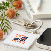 Funny Witch Yoga Design - "Brew & Stretch" Cartoon Sleutelhanger (Voorkant Rechts)