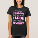 Funny Womens 70th Birthday Shirt - "Lookin' Good"<br><div class="desc">Dit 70e Birthday T Shirt is perfect als een Birthday Gift voor mama op haar dag, of zelfs op Moederdag! Of, als je je een beetje extra lekker voelt, koop dan een shirt voor jezelf en laat de wereld weten dat je als een mooie wijn hebt gerijpt! Viel de geweldige...</div>