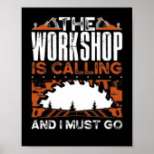Funny Woodworking Carpenter De workshop is Poster (Voorkant)