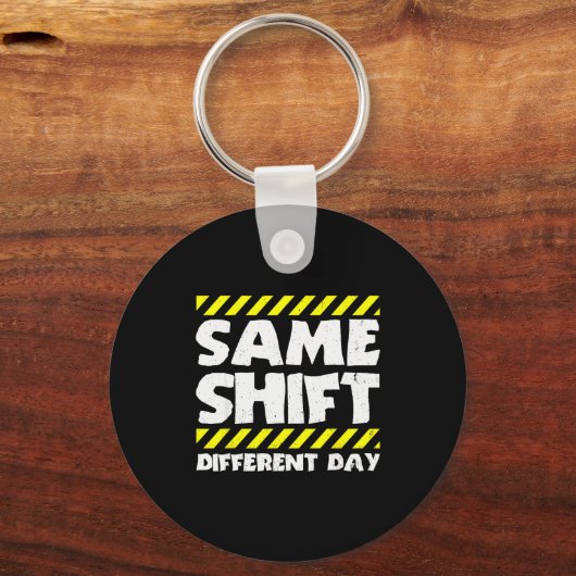 Funny Work Meme - Same Shift Different Day - Facto Sleutelhanger (Voorkant)