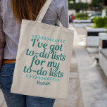 Funny Workaholic Boss Girl Blauwgroen Monogram Tote Bag<br><div class="desc">Ik moet lijsten maken voor mijn lijsten. Een geweldig werkholic cadeau voor een meisjesbaas Type A of een werkende moeder die voortdurend boodschappen doet. Koop dit voor uw hardwerkende receptionnist,  bezige administratief medewerker,  secretaris of persoonlijke medewerker. Ik houd talloze notitieboeken vol met notities.</div>