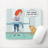 Funny Wrinkly Shar-Pei Dog Suspicious of Iron Muismat (Met muis)