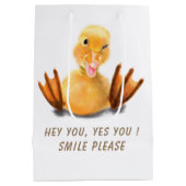 Funny Yellow Ducking Playful Wink Gift Bag Smile Medium Cadeauzakje (Achterkant)