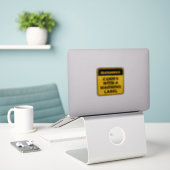 Funny yellow warning label personaliseer voorzicht (Laptop op bureau)