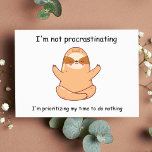 Funny Yoga Sloth Briefkaart<br><div class="desc">Dit kaartontwerp kenmerkt een heerlijke en speelse kawaii illustratie van een langste zittende dwarslang in een yoga pose met een inhoudsuitdrukking op zijn gezicht. De humoristische boodschap "Ik ben niet koppig, ik geef prioriteit aan mijn tijd om niets te doen" is geschreven in een gewaagde en speelse typografie die de...</div>