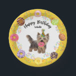 Funny Yorkshire Terrier Dog Donuts Birthday Party Papieren Bordje<br><div class="desc">Funny Yorkshire Terrier Donuts Birthday Party Paper Bord. Tijd om de donuts op te eten. Deze grappige verjaardagsartikelen borden zijn voorzien van je favoriete Yorkshire Terrier die allemaal in zijn pet is gegrift en op je stash van verjaardagsdonaties rondstrooit. Sprinkles vliegt overal, donuts worden over een gele grens geworpen en...</div>