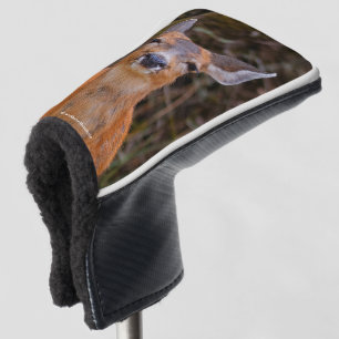 Funny Young Blacktail Deer glimlacht op fotograaf Golfheadcover