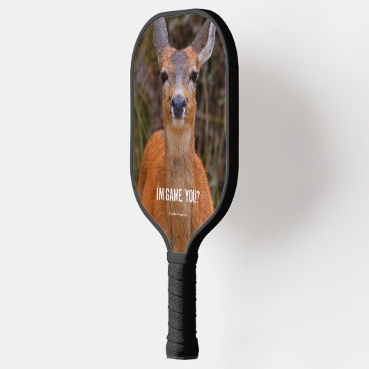 Funny Young Blacktail Deer glimlacht op fotograaf Pickleball Paddle (Links)