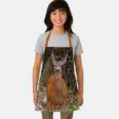 Funny Young Blacktail Deer glimlacht op fotograaf Schort (Insitu)