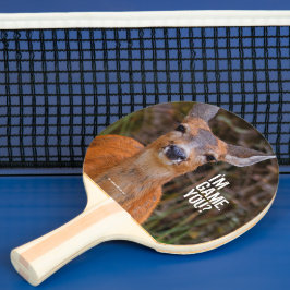 Funny Young Blacktail Deer glimlacht op fotograaf Tafeltennisbatje