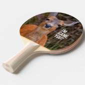 Funny Young Blacktail Deer glimlacht op fotograaf Tafeltennisbatje (Voorkant Gekanteld)