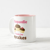 Funny zal werken voor Cupcakes Orthopedic Tweekleurige Koffiemok (Voorkant links)