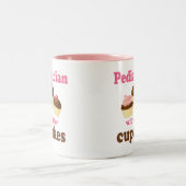 Funny zal werken voor Cupcakes Pediatricus Tweekleurige Koffiemok (Center)