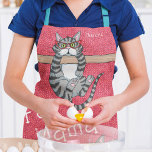 Fur Mama Funny Whimsical Cats Personated Name Schort<br><div class="desc">Fur Mama Funny Whimsical Cats Personalized Name Kitchen Schorten kenmerkt griezelige katten met de tekst "Fur Mama" en je gepersonaliseerde naam in modern script typografie op een rode achtergrond. Perfect als cadeau voor kattenliefhebbers voor Birthday,  Moederdag,  Kerstmis en nog veel meer. Ontworpen door Evco Studio www.zazzle.com/store/evcostudio</div>