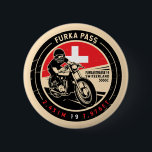Furka Pass | Zwitserland | Motorfiets Ronde Button 5,7 Cm<br><div class="desc">Furka Pass gedaan in een ,  verontruste stijl embleem. Het is een beroemde bergpas die langs de Alpen in Zwitserland wordt gevonden.</div>