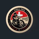 Furka Pass | Zwitserland | Motorfiets Ronde Button 5,7 Cm<br><div class="desc">Furka Pass gedaan in een ,  verontruste stijl embleem. Het is een beroemde bergpas die langs de Alpen in Zwitserland wordt gevonden.</div>