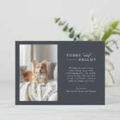 Furry & Bright Minimalistische Hond Kerst Donkere  Feestdagenkaart (Staand voorkant)